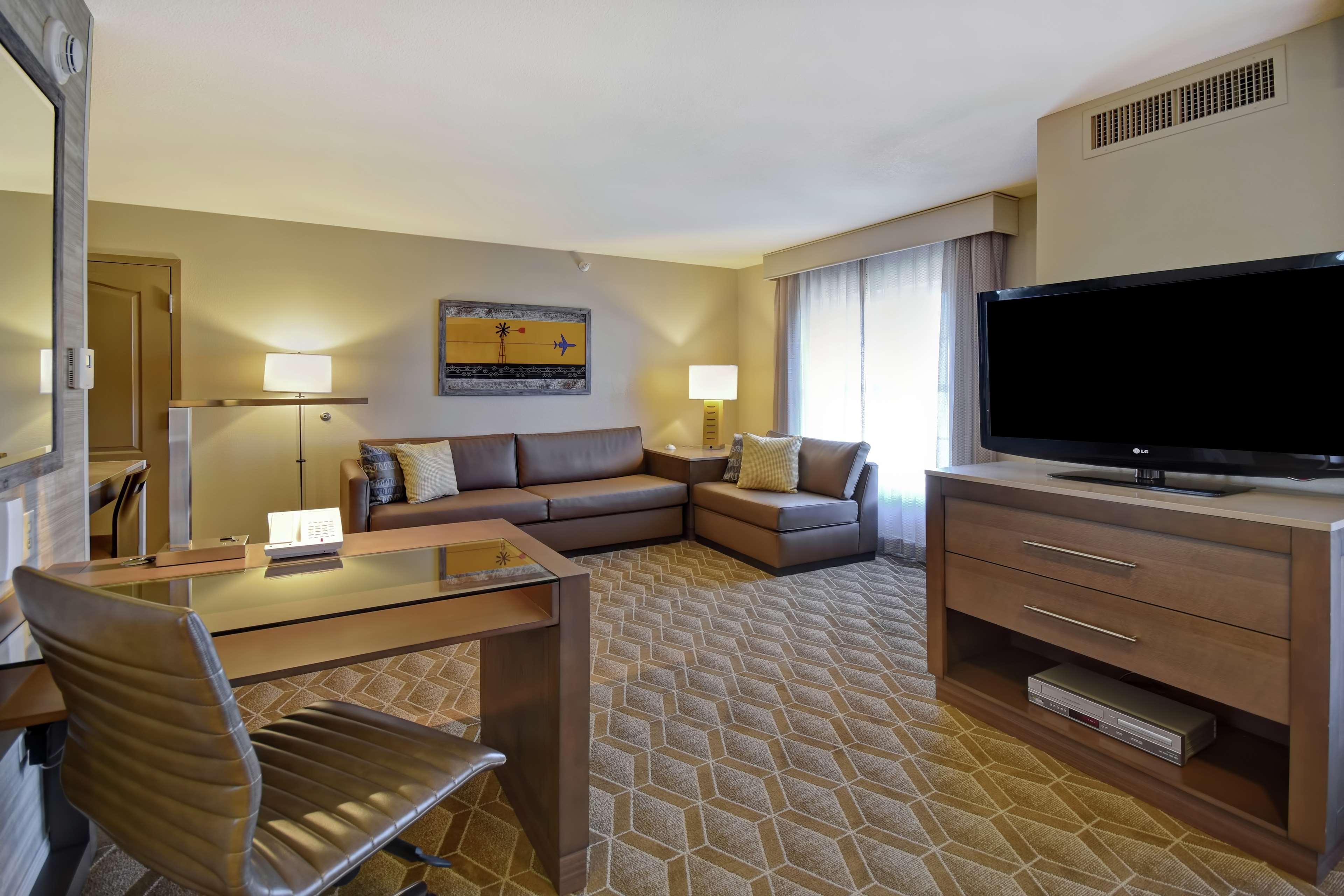 Homewood Suites By Hilton At The Waterfront Уичита Екстериор снимка